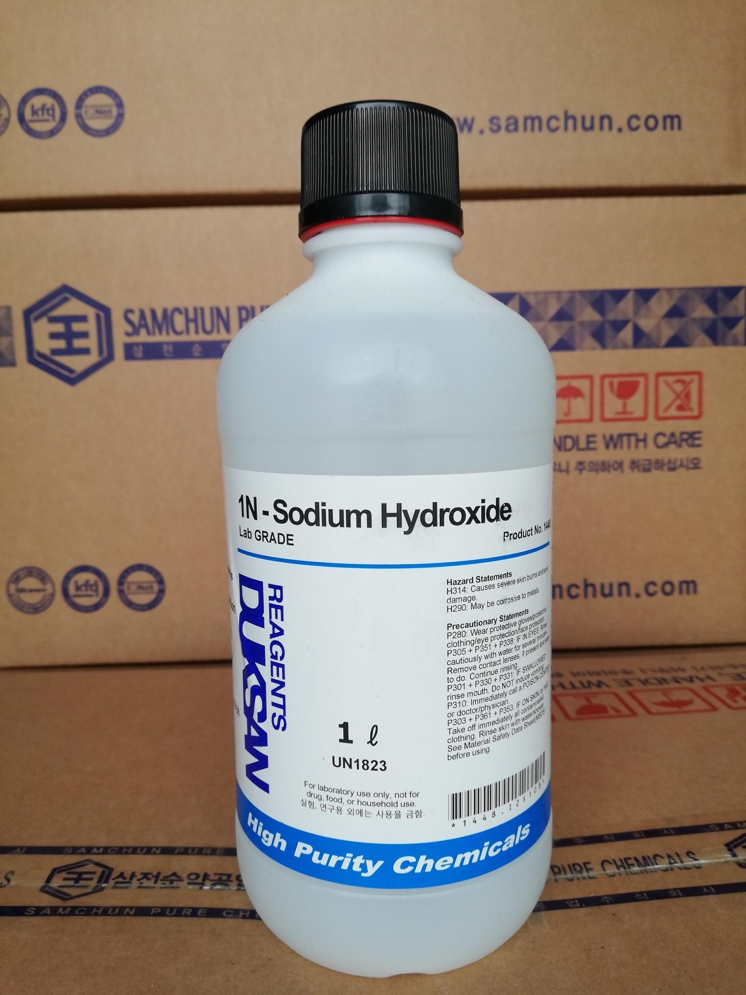 Dung dịch Sodium hydroxide solution NaOH 1N Hàn Quốc chai 1 lit